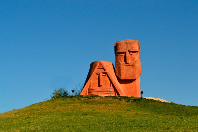 Мы наши горы — монумент на вершине холма при въезде в Степанакерт