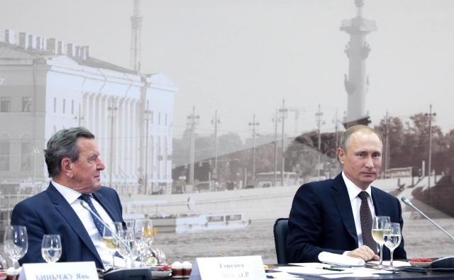 Герхард Шредер и Владимир Путин на встрече с руководителями крупнейших иностранных компаний и деловых ассоциаций. Санкт-Петербург, 15 − 20 июня 2016 года
