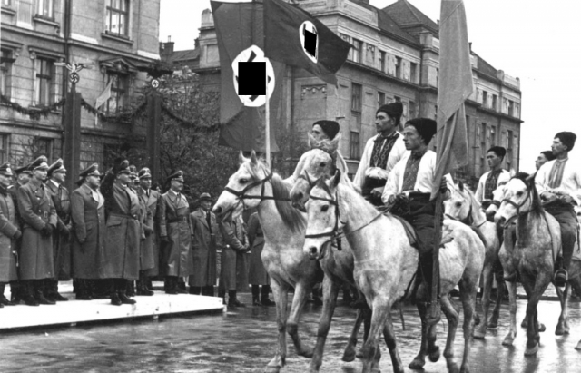 Парад украинских  националистов  в честь генерал-губернатора  Ганса Франка 