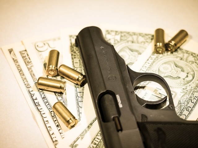 Оружие и деньги
