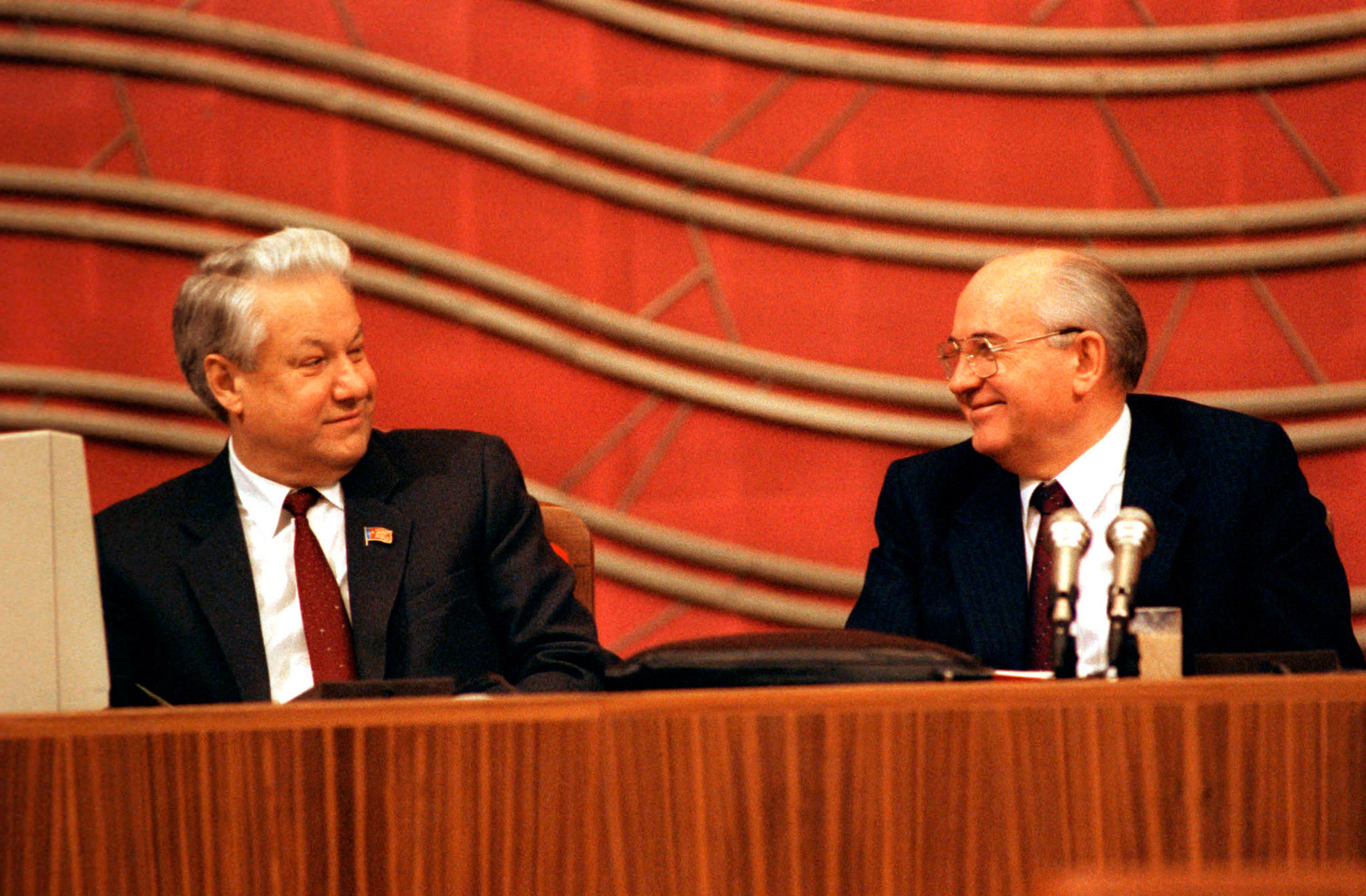 Президент СССР Михаил Горбачев и председатель Верховного совета РСФСР Борис Ельцин в президиуме IV съезда народных депутатов СССР, 1990 