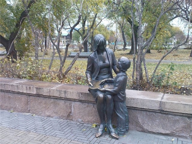 Памятник учительнице в Челябинске 