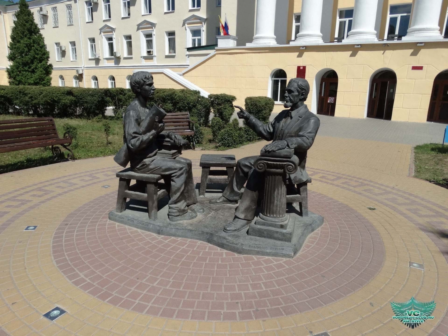 Памятник профессор и студент Воронеж