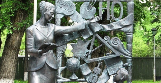 Памятник учителю в Томске 