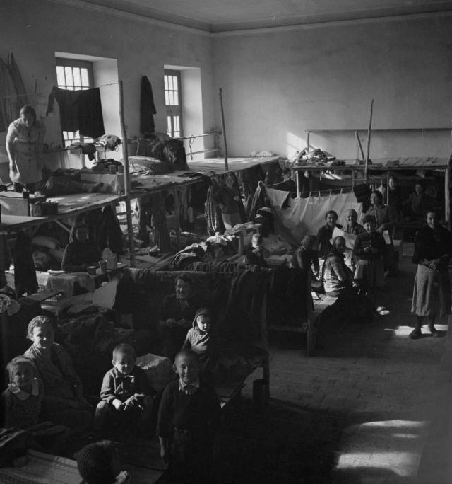 Польские беженцы в лагере на окраине Тегерана. 1943