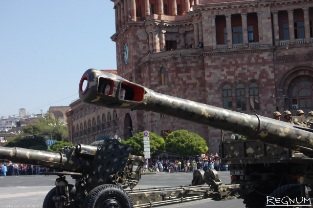 152-мм гаубица Д-20» на военном параде в Ереване