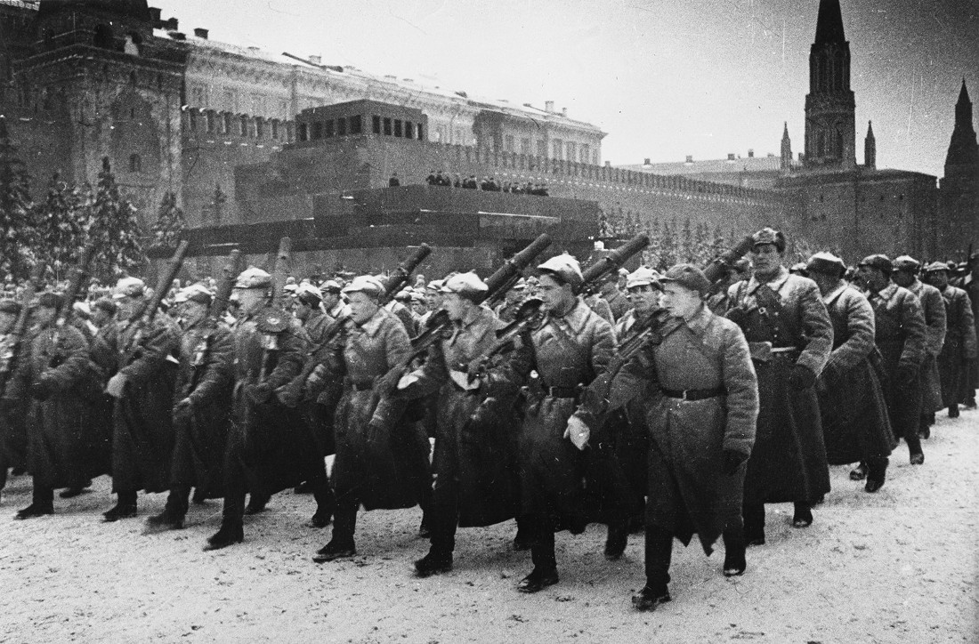 Фото с парада 7 ноября 1941 года