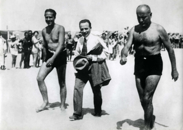 Дольфус и Муссолини на пляже