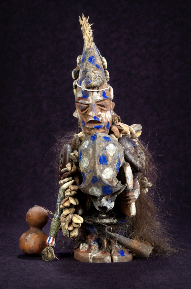 Статуя Сопоны, бога Йорубы, которая, по мнению местных племен, вызывает болезнь