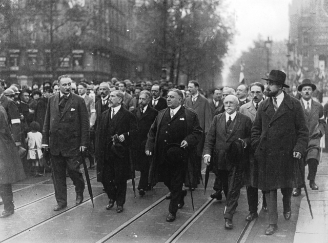 Шарль Моррас (второй слева) и Леон Доде возглавляют шествие «Аксьон франсез» в честь Жанны д'Арк. Париж. 1927