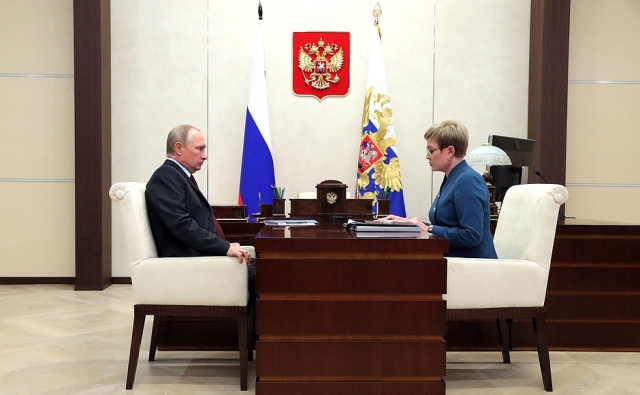 Ковтун рассказала Путину, когда в Заполярье выполнят майские указы