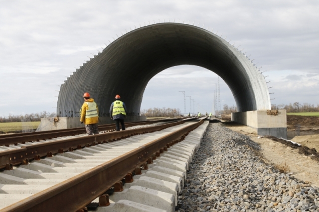 Приоритет российским рабочим в строительной отрасли за и