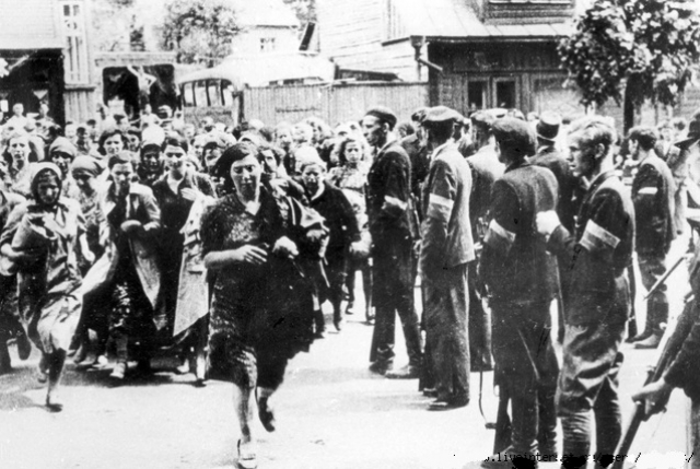 Национальные партизаны конвоируют евреев в лагерь в Форте №7. . Каунас. Литва. 1941