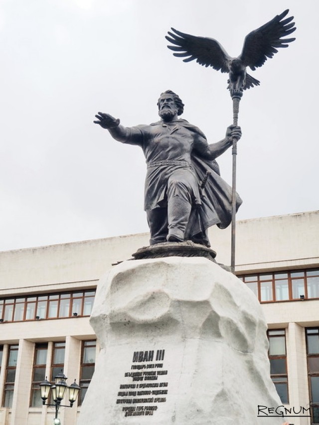 Памятник великому князю Московскому Ивану III в Калуге