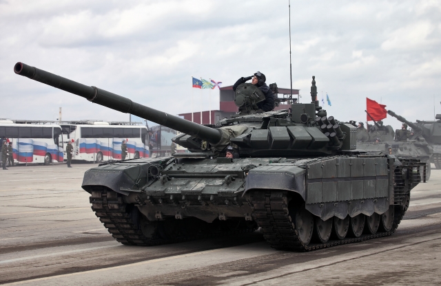 Модернизированный Т-72Б3 образца 2016 года с дополнительной защитой 
