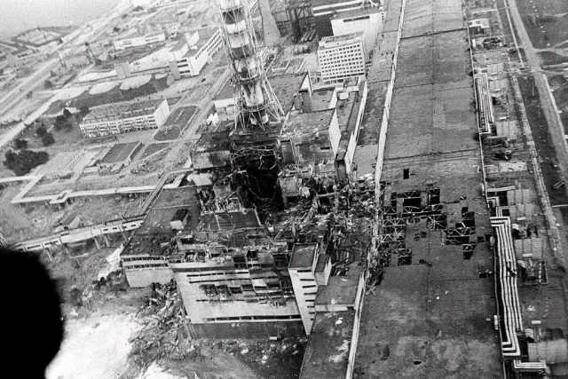 Вид с воздуха на Чернобыльскую АЭС через несколько дней после аварии. В центре — разрушенный 4-й реактор. Май 1986