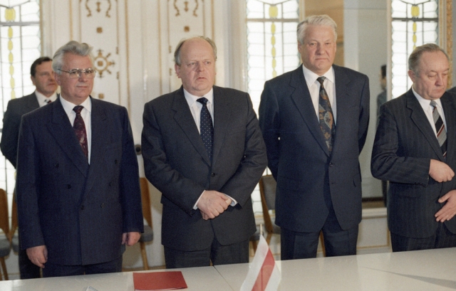 Леонид Кравчук, Станислав Шушкевич и Борис Ельцин после подписания Соглашения о ликвидации СССР и создании СНГ. Беловежская пуща, Белоруссия. 8 декабря 1991 года