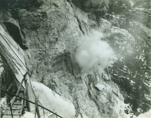 Взрыв динамита. Гора Рашмор. США