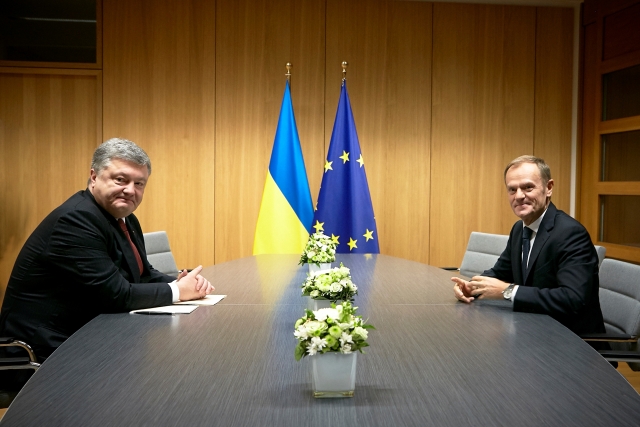 Встреча на саммите Петра Порошенко и Дональда Туска. Брюссель. 24 ноября 2017
