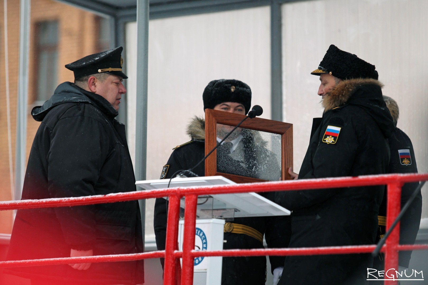 Передача военно-морского флага командиру ледокола