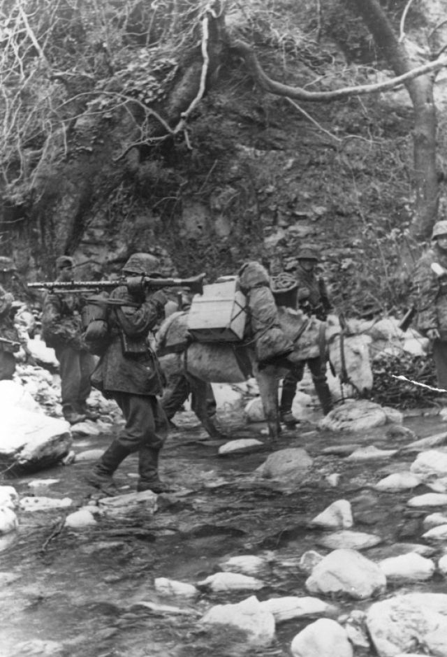 Немецкие солдаты в горах Югославии