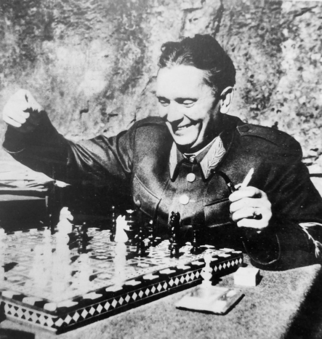 Маршал Тито у шахматной доски. 1944