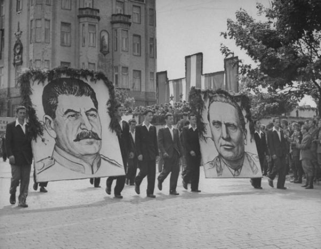 Портреты Сталина и Тито на первомайской демонстрации в Белграде