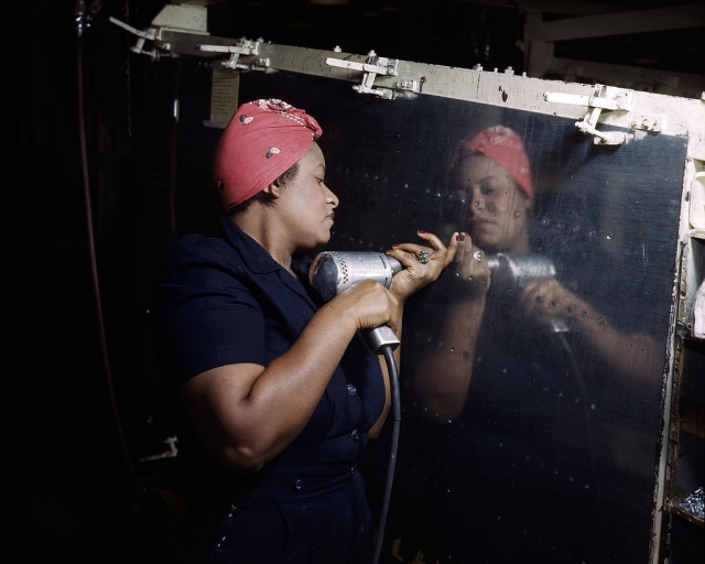 «Рози-заклепочница», работающая над бомбардировщиком A-31 «Vengeance». Теннесси, 1943 год