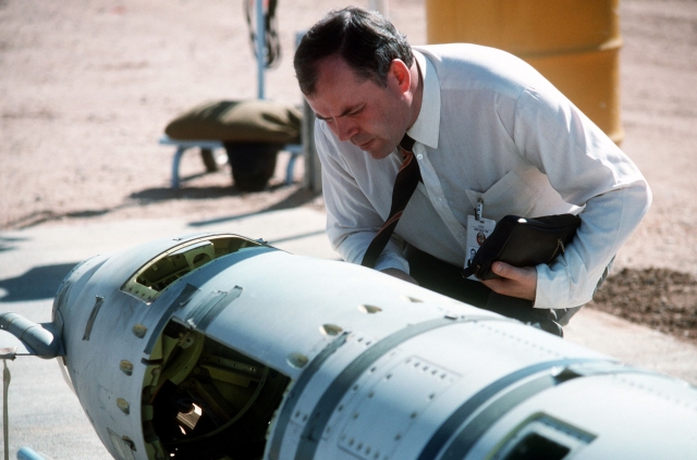 Советский инспектор изучает ракету «Томагавк» наземного базирования перед её уничтожением. Октябрь 1988 года