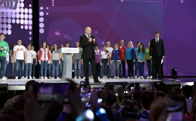 Владимир Путин в ходе вручения премии «Доброволец России – 2017»