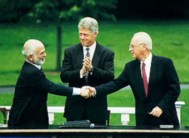 Рукопожатие при заключении Израильско-Иорданского мирного договора. 1994. Билл Клинтон, Ицхак Рабин и король Иордании Хусейн I 