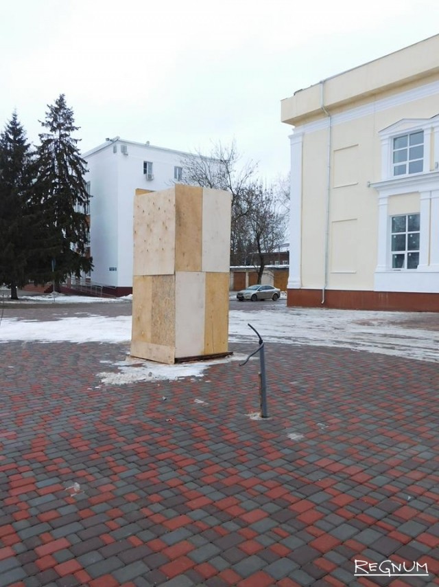 Театр абсурда: вслед за рукой исчез постамент памятника Ленину в Переславле