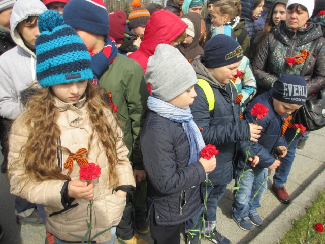 Выгоняют с детьми на улицу. Выгоняют с детьми на улицу. Выгоняют с детьми на улицу. Родители выгнали на улицу. Сызрань маргиналы на детской площадке.