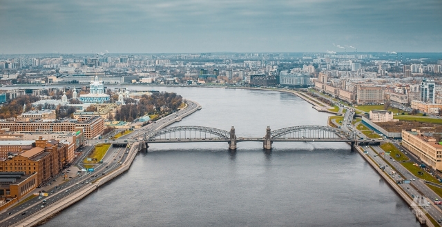 Впервые на мосту в Петербурге запустили реверсивное движение