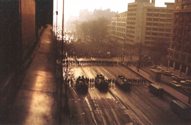 Развертывание войск румынской армии на улицах Бухареста 