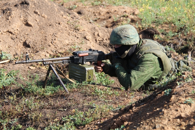 Солдат с ПК. ДНР. 2016  