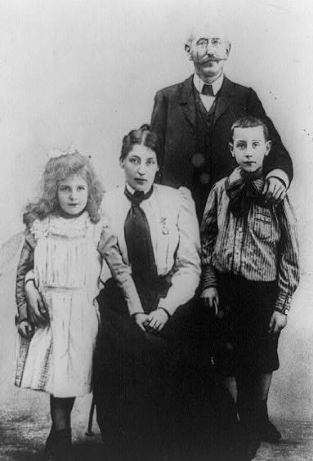 Альфред Дрейфус и Люси Дрейфус. Слева дочь Жанна, родившаяся в 1893 году, справа сына Пьера, родившегося в 1891 году