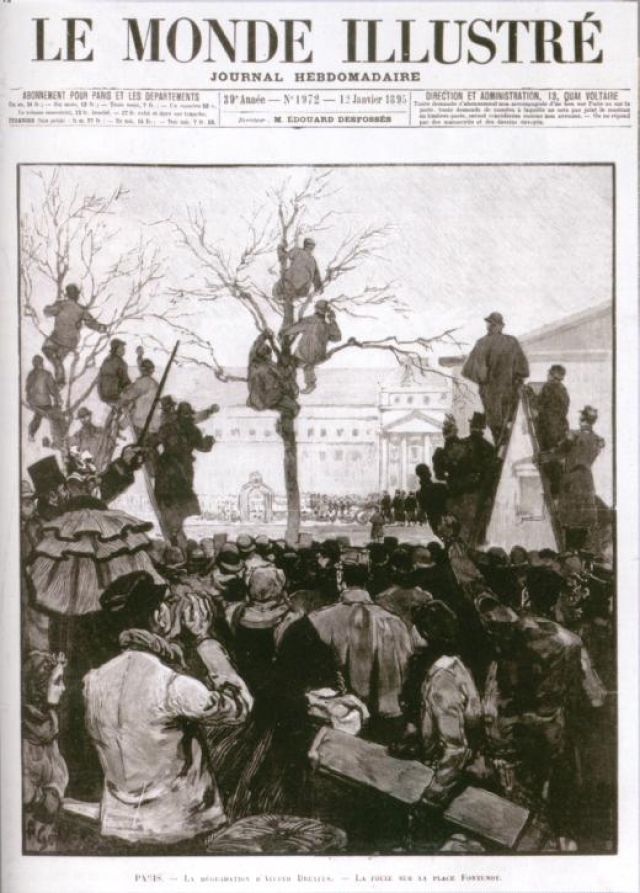 Толпа людей, собравшаяся для участия в публичном осуждении Дрейфуса. 5 января 1895 года