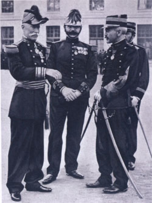 Альфред Дрейфус (третий слева) 1906 после его торжественного назначения на рыцаря Легиона Чести