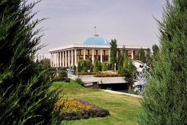 Сенат Узбекистана принял госбюджет с профицитом