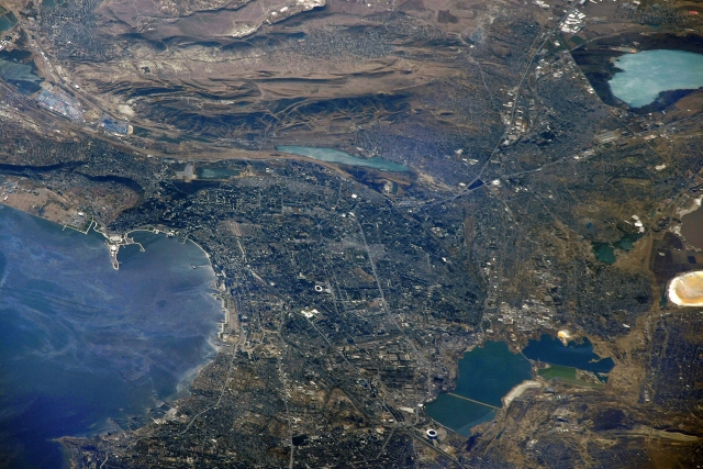 Фотография Баку, сделанная из космоса российским космонавтом  Сергеем Рязанским 