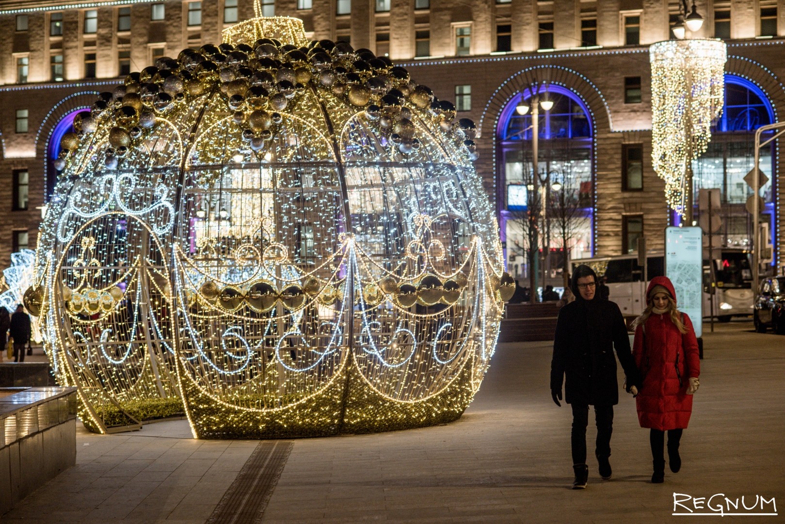 Вечерняя праздничная москва. Здания государ в Москве для праздников.