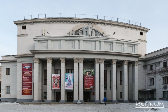 Одо дом. Дом офицеров в Екатеринбурге. Дом офицеров Свердловск. Дворец офицеров Екатеринбург. Свердловский окружной дом офицеров.