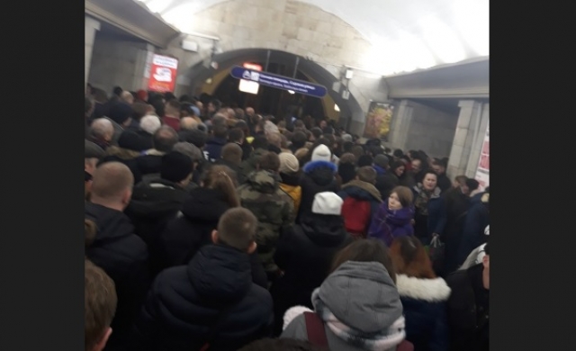 «Чуть не задохнулись в тоннеле»: метро Петербурга вышло из задымления
