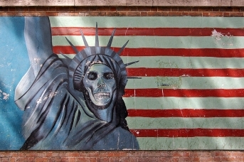 Рисунок на ограде бывшего посольства США в Тегеране