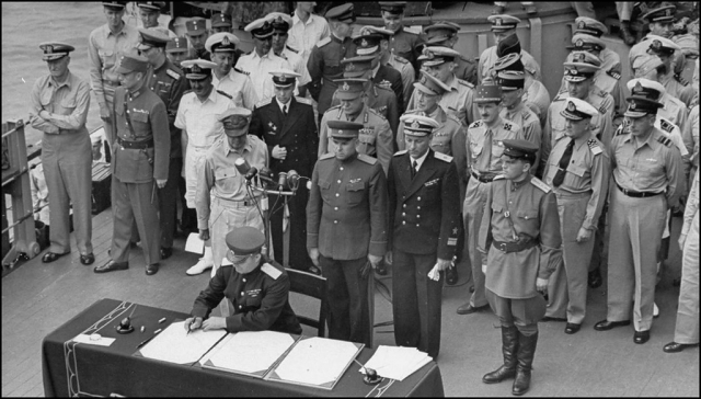 Церемония подписания Акта о капитуляции Японии. Представитель СССР генерал Кузьма Николаевич Деревянко подписывает акт. 2 сентября 1945