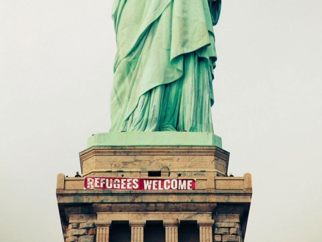 Беженцы, добро пожаловать! на Статуе Свободы 