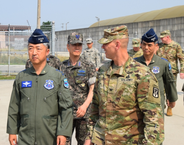 Коммандующий 35-й Противовоздушной Артиллеристской бригады демонстрирует ЗРК &laquo;Пэтриот&raquo; генералу-лейтенанту Южнокорейской Армии. (ЗРК &laquo;Пэтриот&raquo; является одним из  