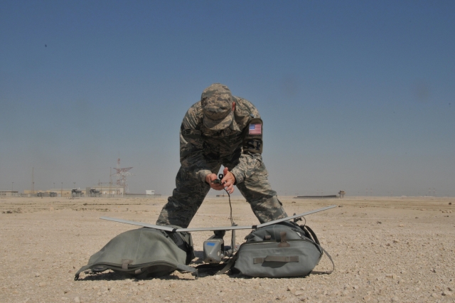 Американский солдат обслуживает БПЛА 