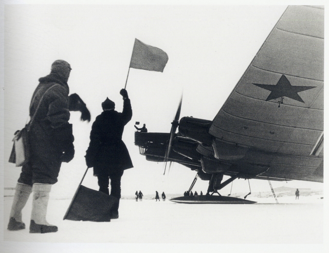 Cамолёт советской полярной авиации вылетает на спасение челюскинцев. 1934